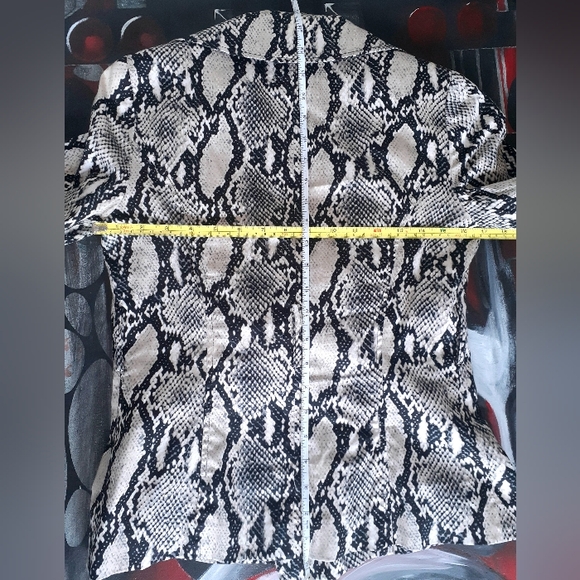 Snakeskin printed cropped blazer, full pockets, soft silky cotton blend - Picture 14 of 16